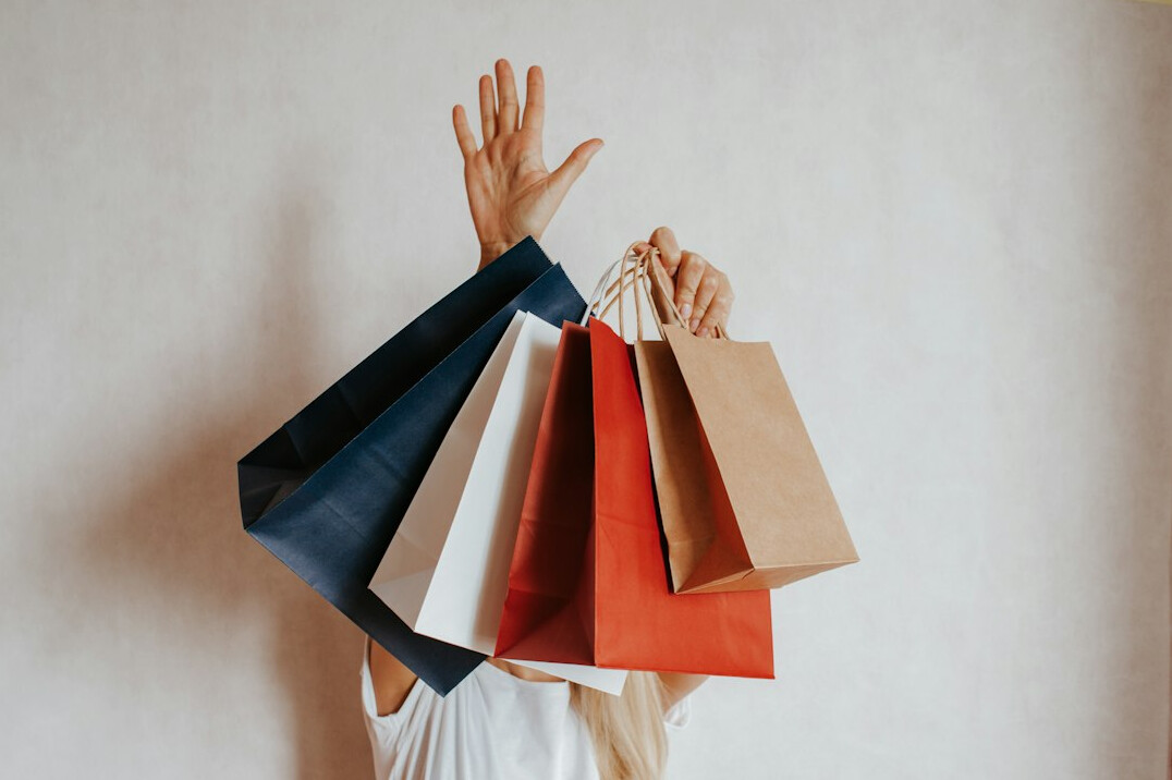 shoplifter hiding item in bag